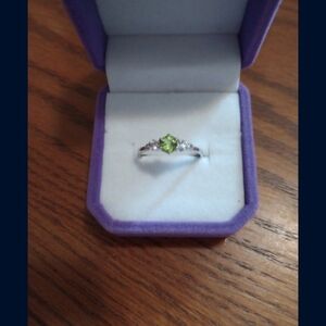 New s .925 sterling silver peridot ring size 9
